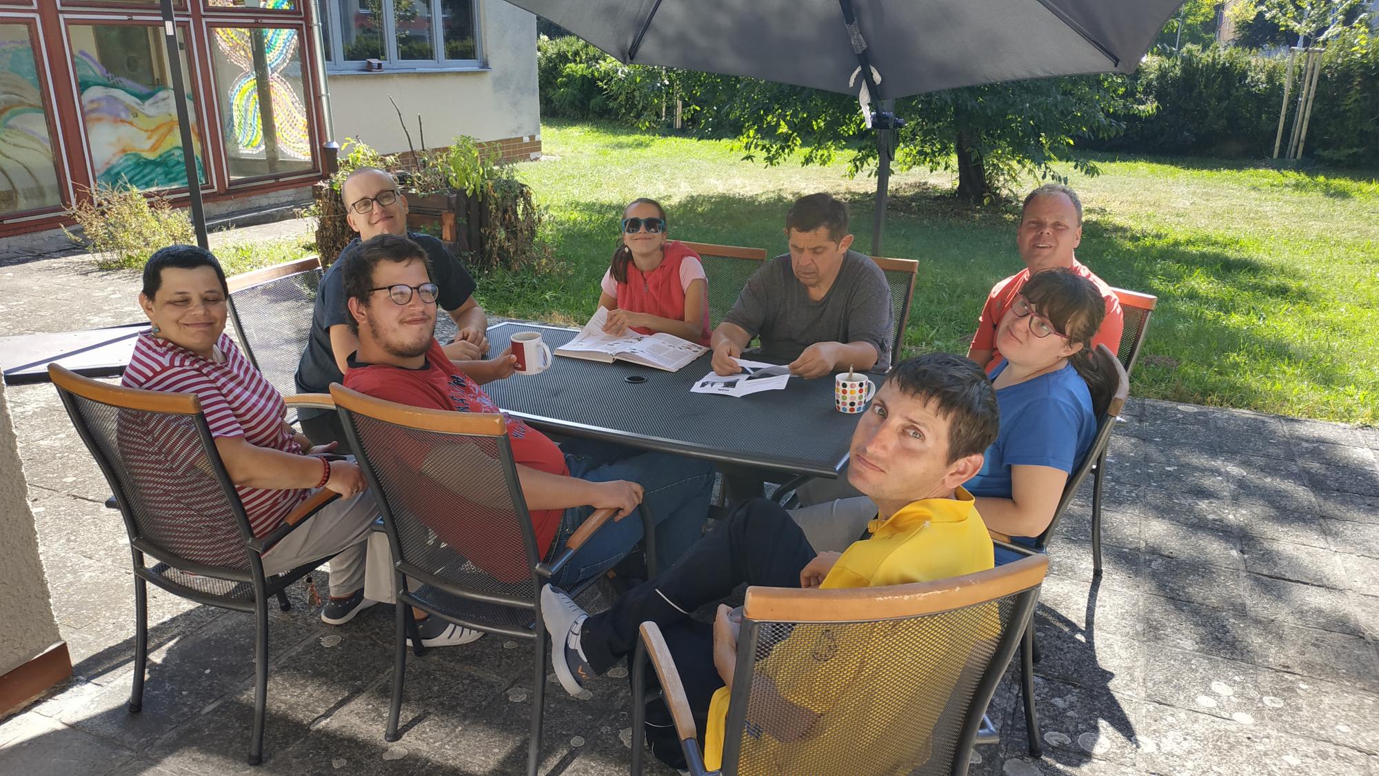 SPOLEČNÉ POSEZENÍ